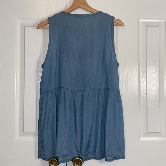 Crown & Ivy Sleeveless Tunic With Beautiful Stitch Detail - Picture 3 of 4